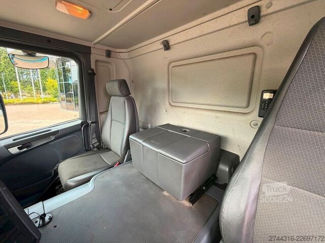 Tovornjak s ploščadjo SCANIA P230