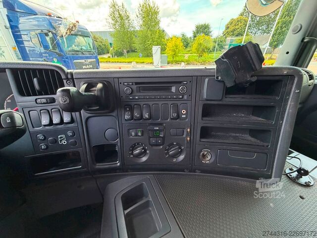 Tovornjak s ploščadjo SCANIA P230
