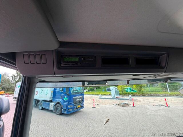Tovornjak s ploščadjo SCANIA P230