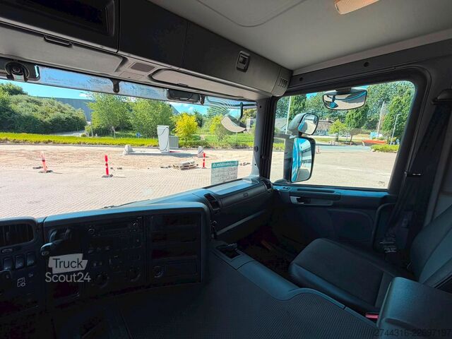 Tovornjak s ploščadjo SCANIA P230