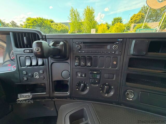 Tovornjak s ploščadjo SCANIA P230