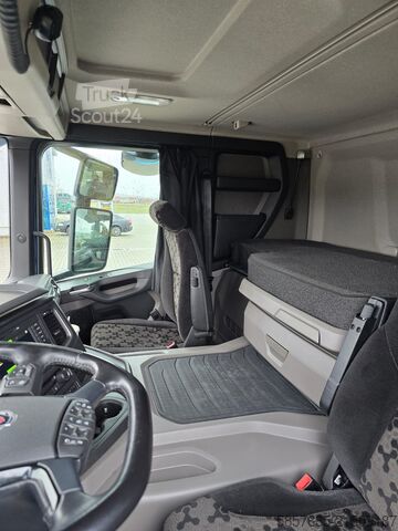 Autószállító teherautó SCANIA P460