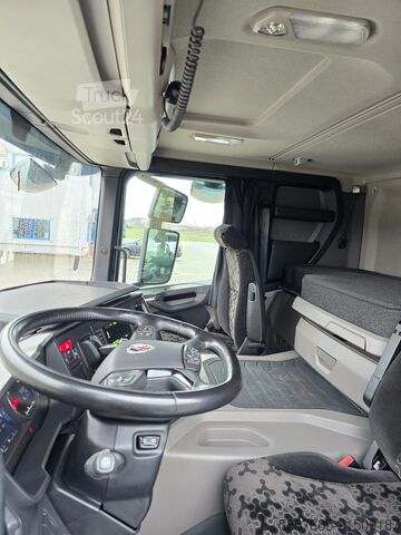 Autószállító teherautó SCANIA P460