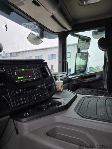 Autószállító teherautó SCANIA P460