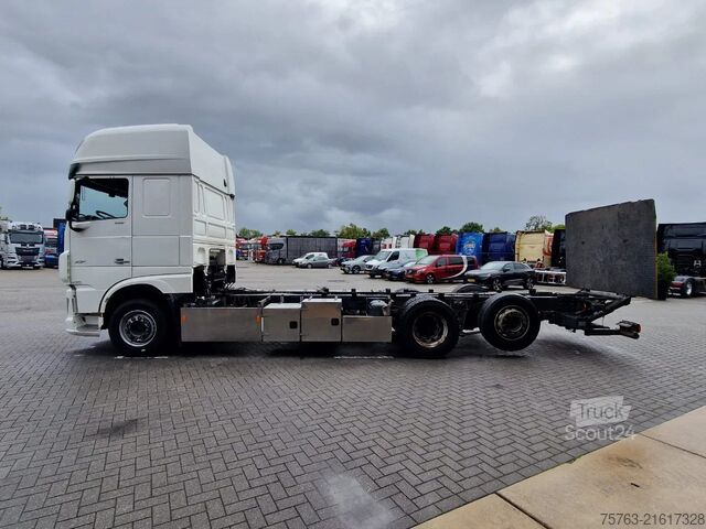 Chassis with cab DAF XF 530 SuperSpaceCab 6x2*4 - Chassis 740 cm - L...