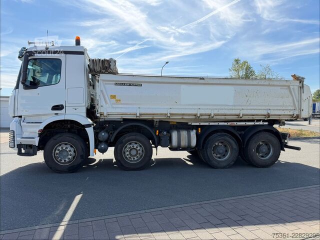 Τρίπλευρο ανατρεπόμενο φορτηγό MERCEDES-BENZ Arocs 4143 8X4/ 3S Kipper Meiller 41t RETARDER