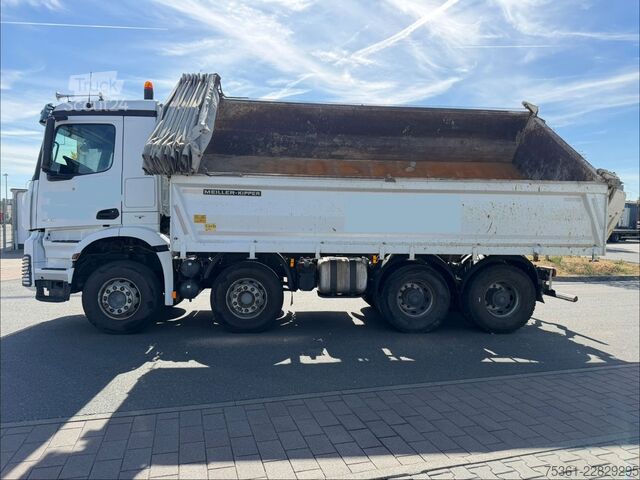 Τρίπλευρο ανατρεπόμενο φορτηγό MERCEDES-BENZ Arocs 4143 8X4/ 3S Kipper Meiller 41t RETARDER