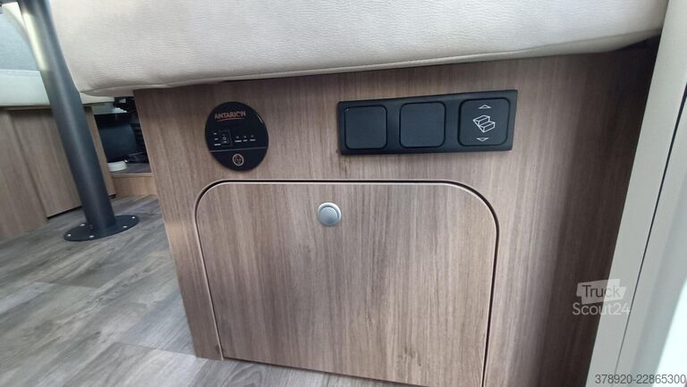 Puoliksi integroitu matkailuauto CARADO T 459