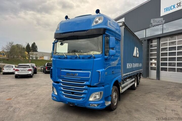 Вантажівка з платформою і тентом DAF XF510 6x2