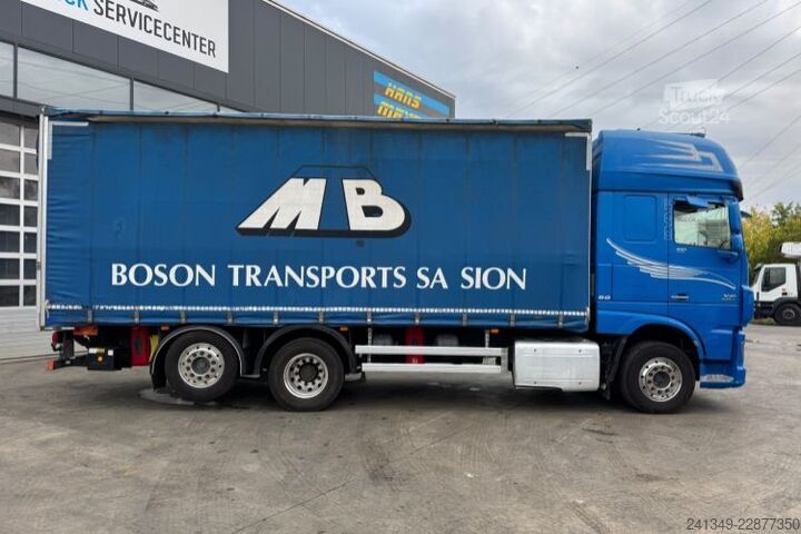 Вантажівка з платформою і тентом DAF XF510 6x2