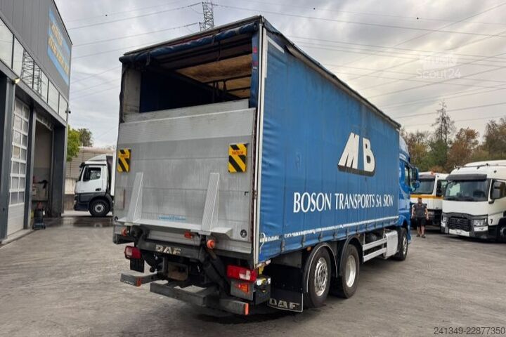 Вантажівка з платформою і тентом DAF XF510 6x2