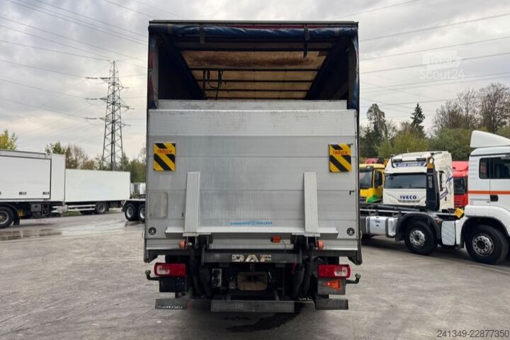 Вантажівка з платформою і тентом DAF XF510 6x2