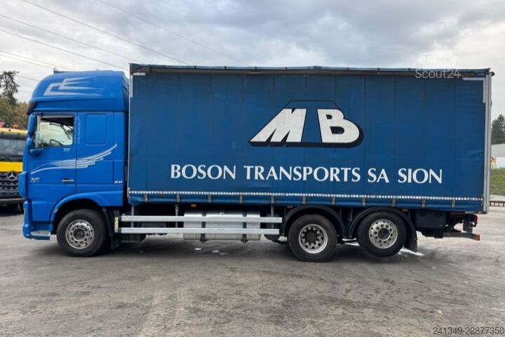 Вантажівка з платформою і тентом DAF XF510 6x2