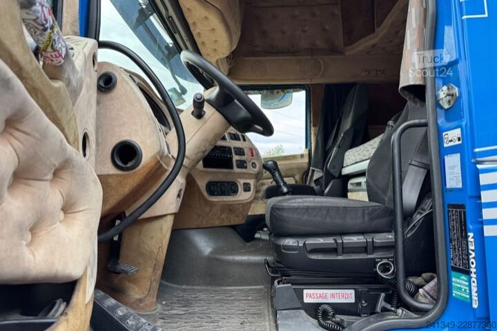 Вантажівка з платформою і тентом DAF XF510 6x2