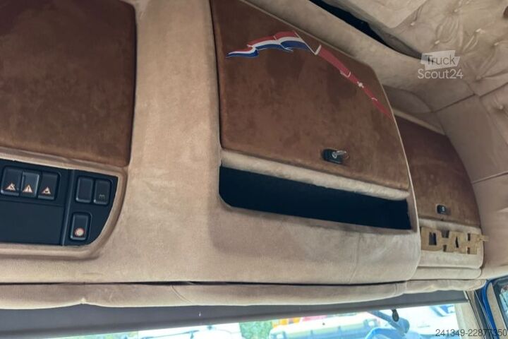 Вантажівка з платформою і тентом DAF XF510 6x2