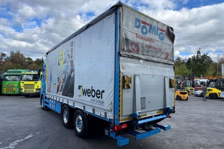 Вантажівка з платформою і тентом SCANIA S520 V8 6x2 LBW