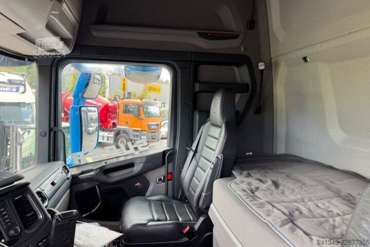 Вантажівка з платформою і тентом SCANIA S520 V8 6x2 LBW