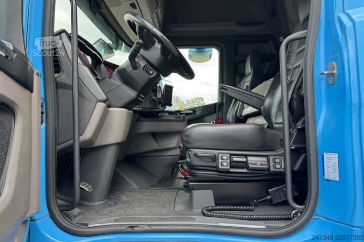 Вантажівка з платформою і тентом SCANIA S520 V8 6x2 LBW