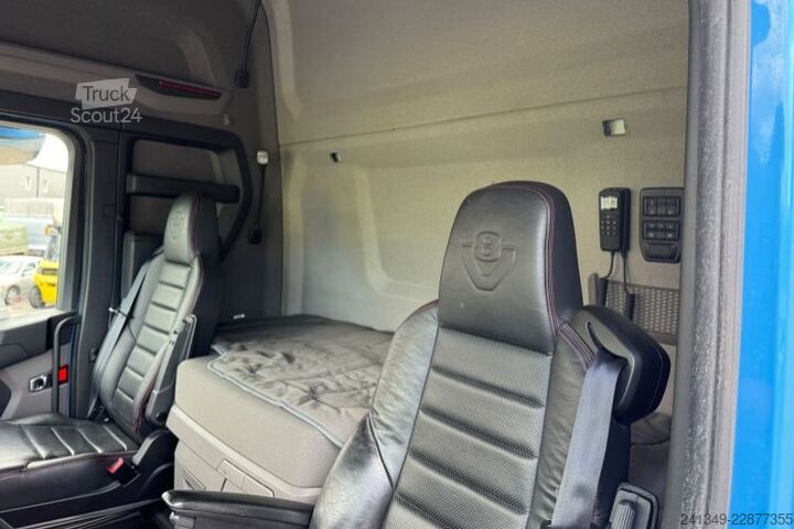 Вантажівка з платформою і тентом SCANIA S520 V8 6x2 LBW