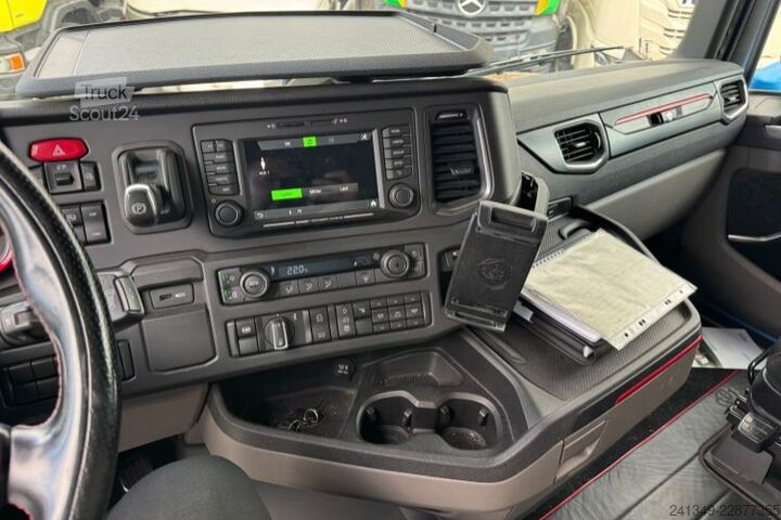 Вантажівка з платформою і тентом SCANIA S520 V8 6x2 LBW
