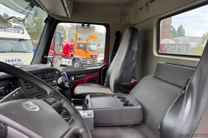 Контейнеровоз з гачком (рол-офф) VOLVO FMX-540 10x4 Moser