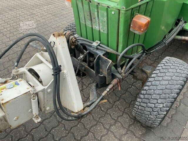 Udvari traktor John-Deere Schlepper 855 Salzstreuer/Besen