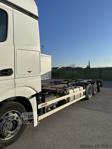 Tovornjak z zamenljivo karoserijo Mercedes-Benz Actros 2545L