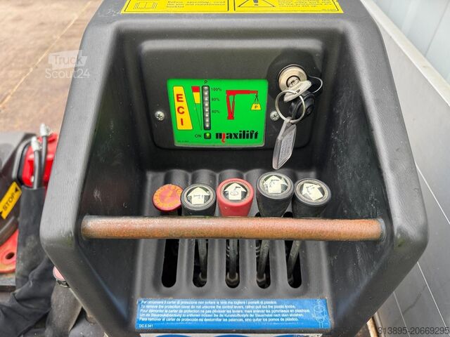 Sunkvežimis su platforma ir kranu Opel Movano