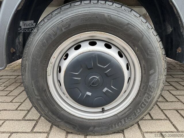 Sunkvežimis su platforma ir kranu Opel Movano