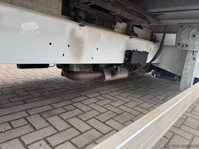 Sunkvežimis su platforma ir kranu Opel Movano