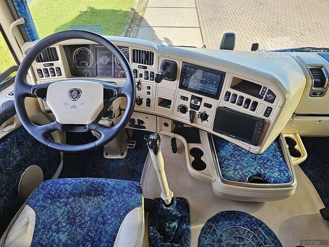SCANIA R580 V8 6x2/4, cu două punți directoare, cutie de viteze manuală, interior special SCANIA R580 V8 6X2/4 TWIN STEER MANUAL GEARBOX SPECIAL...
