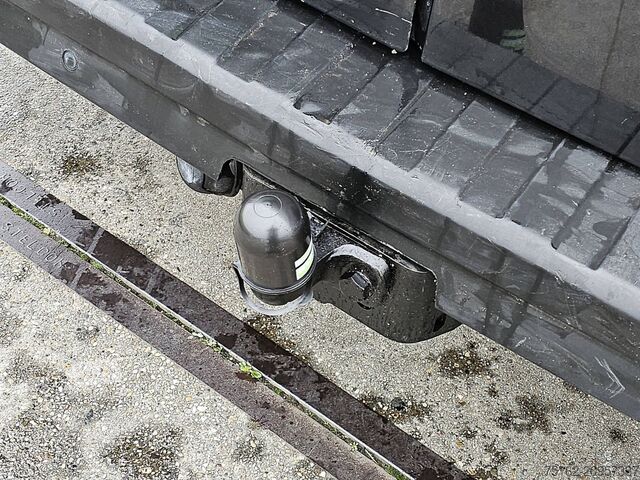 Camioneta familiar de techo alto RENAULT TRAFIC 2.0 DCI L1H1 LED Euro6 AC!