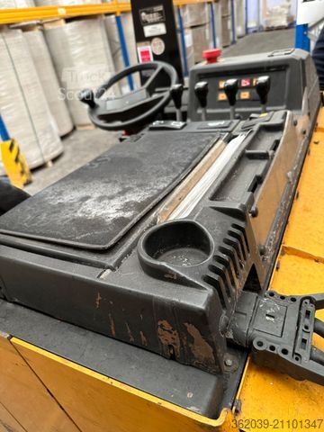 Narrow-aisle forklift JUNGHEINRICH STP 020