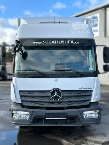 Dubă cu caroserie tip cutie MERCEDES-BENZ 818