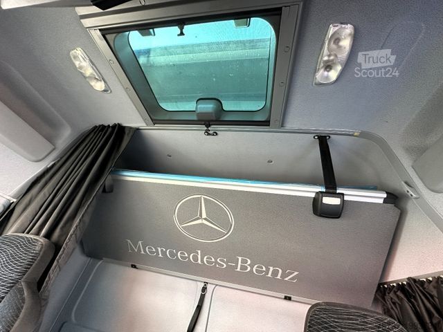 Dubă cu caroserie tip cutie MERCEDES-BENZ 818