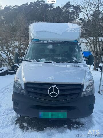 валіза Mercedes-Benz Sprinter Box Truck with Tail Lift and Side Door