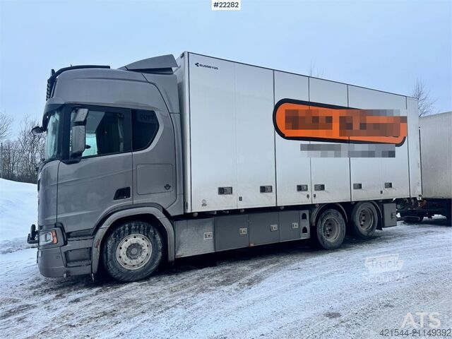 Kuffert Scania R530 box truck with 2023 Trailerbygg box trailer –