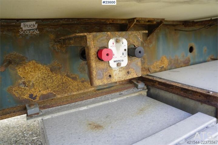 Box body Krone curtain-side trailer with full side opening