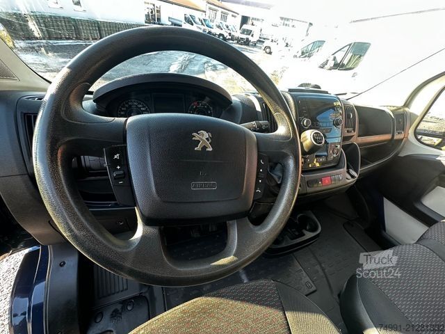 Pick-up van PEUGEOT Boxer Pritsche 335 L2 BlueHDi 130
