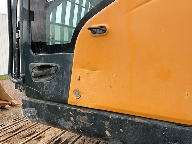 Vikšrinis ekskavatorius Hyundai HX300 NL with a bucket