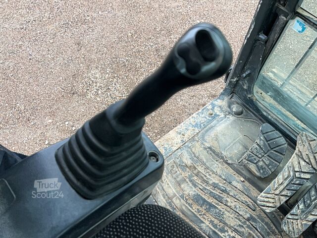 Vikšrinis ekskavatorius Hyundai HX300 NL with a bucket