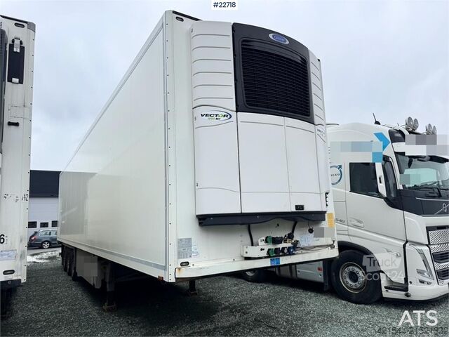 Pārvadājumi saldētavā/saldētavā Schmitz refrigerated/freezer semi-trailer with unit – trai