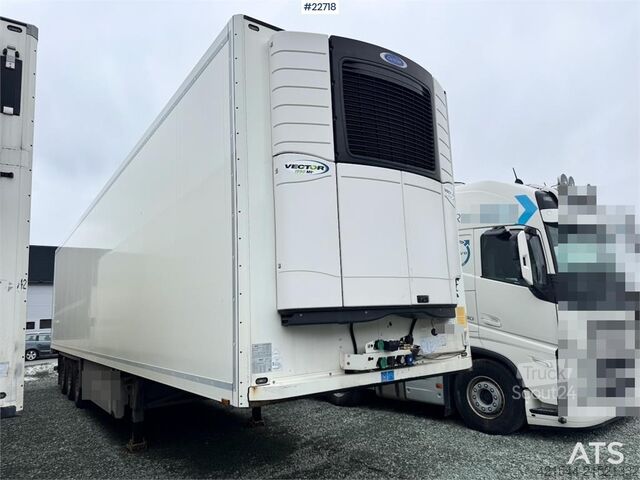 Pārvadājumi saldētavā/saldētavā Schmitz refrigerated/freezer semi-trailer with unit – trai