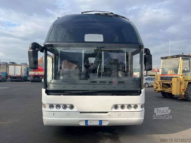 Neoplan Starliner, 2002 года выпуска, 53 посадочных места, соответствие стандарту Euro 3. Neoplan Starliner