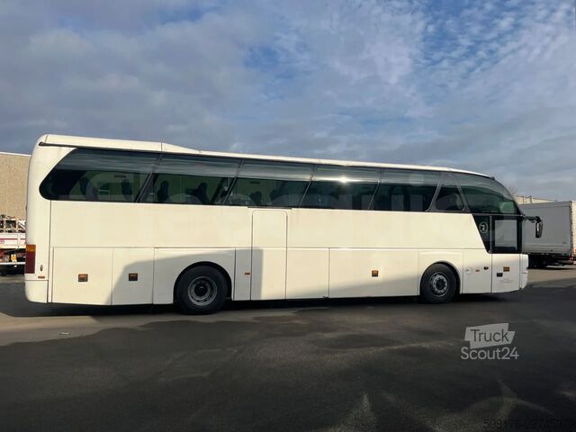 Neoplan Starliner, 2002 года выпуска, 53 посадочных места, соответствие стандарту Euro 3. Neoplan Starliner