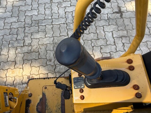 Jednovalcový valec CATERPILLAR CB1.7 / 2019 BJ / 430 Stunden
