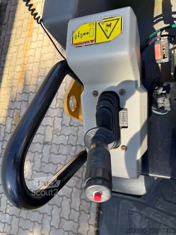 Jednovalcový valec CATERPILLAR CB34B / 2018 BJ / 1.244 Stunden / 4.3 Tonnen