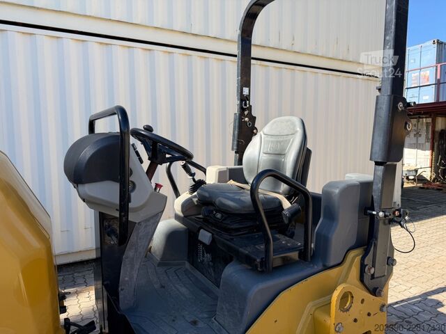 Jednovalcový valec CATERPILLAR CB34B / 2018 BJ / 948 Stunden / 4.3 Tonnen