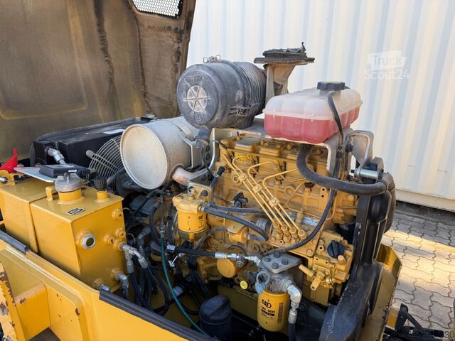 Jednovalcový valec CATERPILLAR CB34B / 2018 BJ / 948 Stunden / 4.3 Tonnen