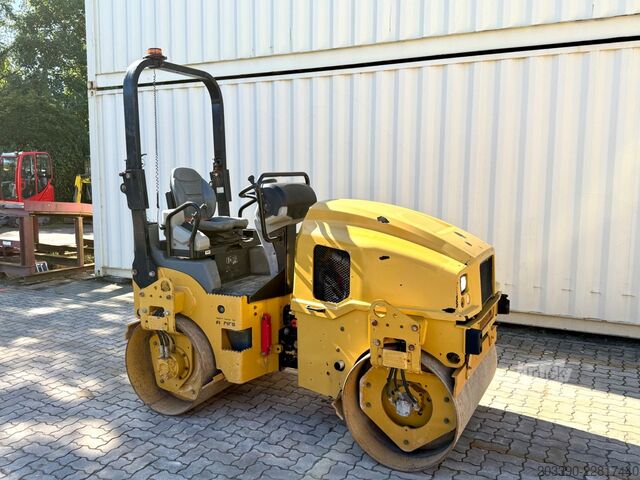 Jednovalcový valec CATERPILLAR CB2.7 / 2018 BJ / 845 H / 2.5 Tonnen